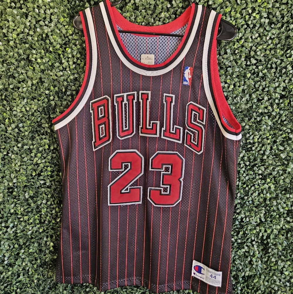 Mens Size 44 Vintage Champion Pin Stripe Chicago Bulls Jordan #23 Jersey